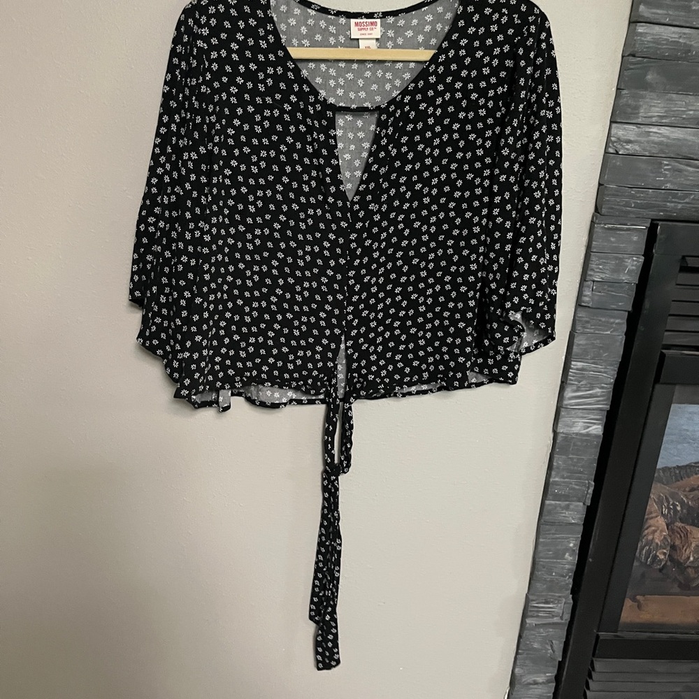 Mossimo Blouse tie waist crop top in black with white.